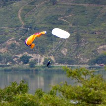 Glider falling into Laguna Yahuarcocha